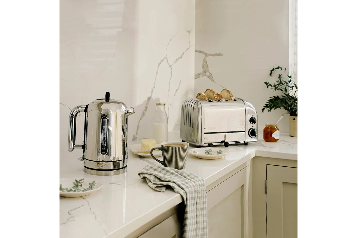 Dualit Classic 1.7 L Kettle | 72796 | Polished 9 Dualit Classic 1.7 L Kettle | 72796 | Polished - Image 7