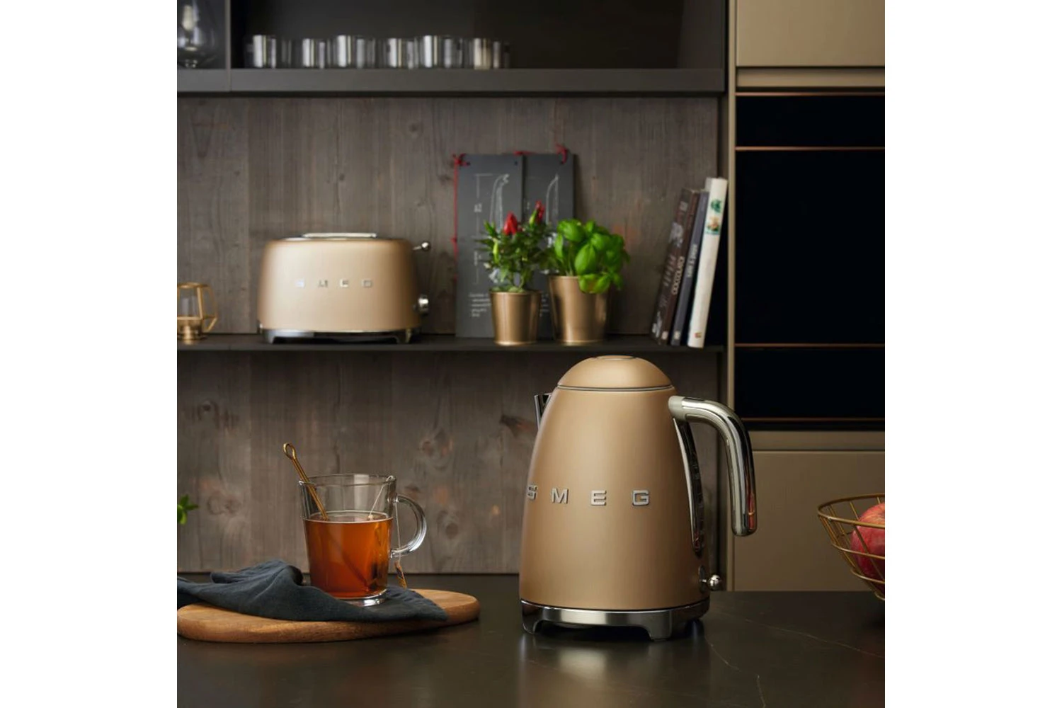Smeg 1.7L 50's Style Electric Kettle | KLF03CHMUK | Champagne 4 Smeg 1.7L 50's Style Electric Kettle | KLF03CHMUK | Champagne - Image 2