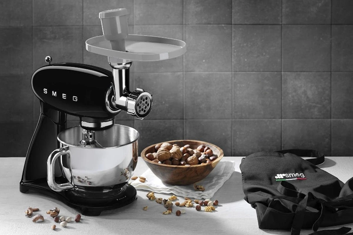 Smeg 50's Retro Style Stand Mixer | Black | SMF03BLUK 4 Smeg 50's Retro Style Stand Mixer | Black | SMF03BLUK - Image 2